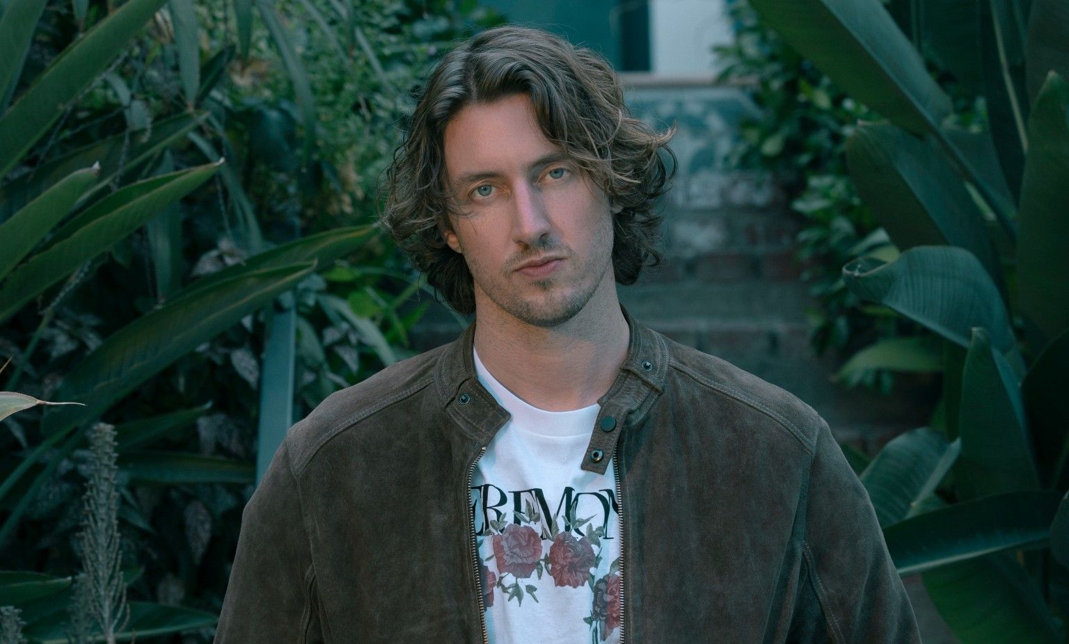 DEAN LEWIS Releases New Single ‘Looks Like Me’, Shares Official Video 🌴