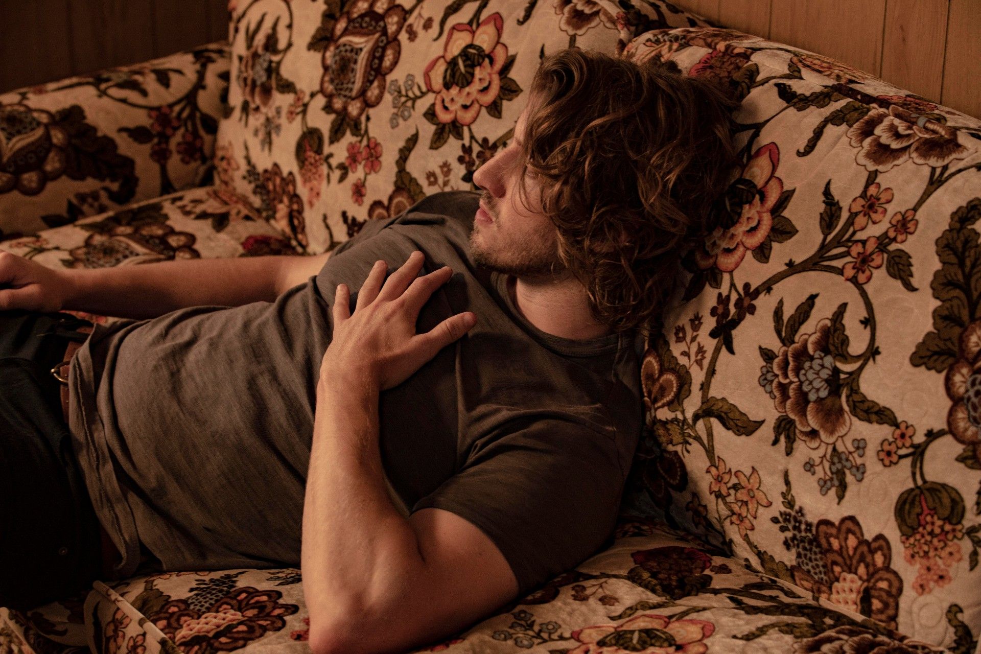 Dean Lewis Releases New Single ‘Hurtless’, Shares Official Video 🌴